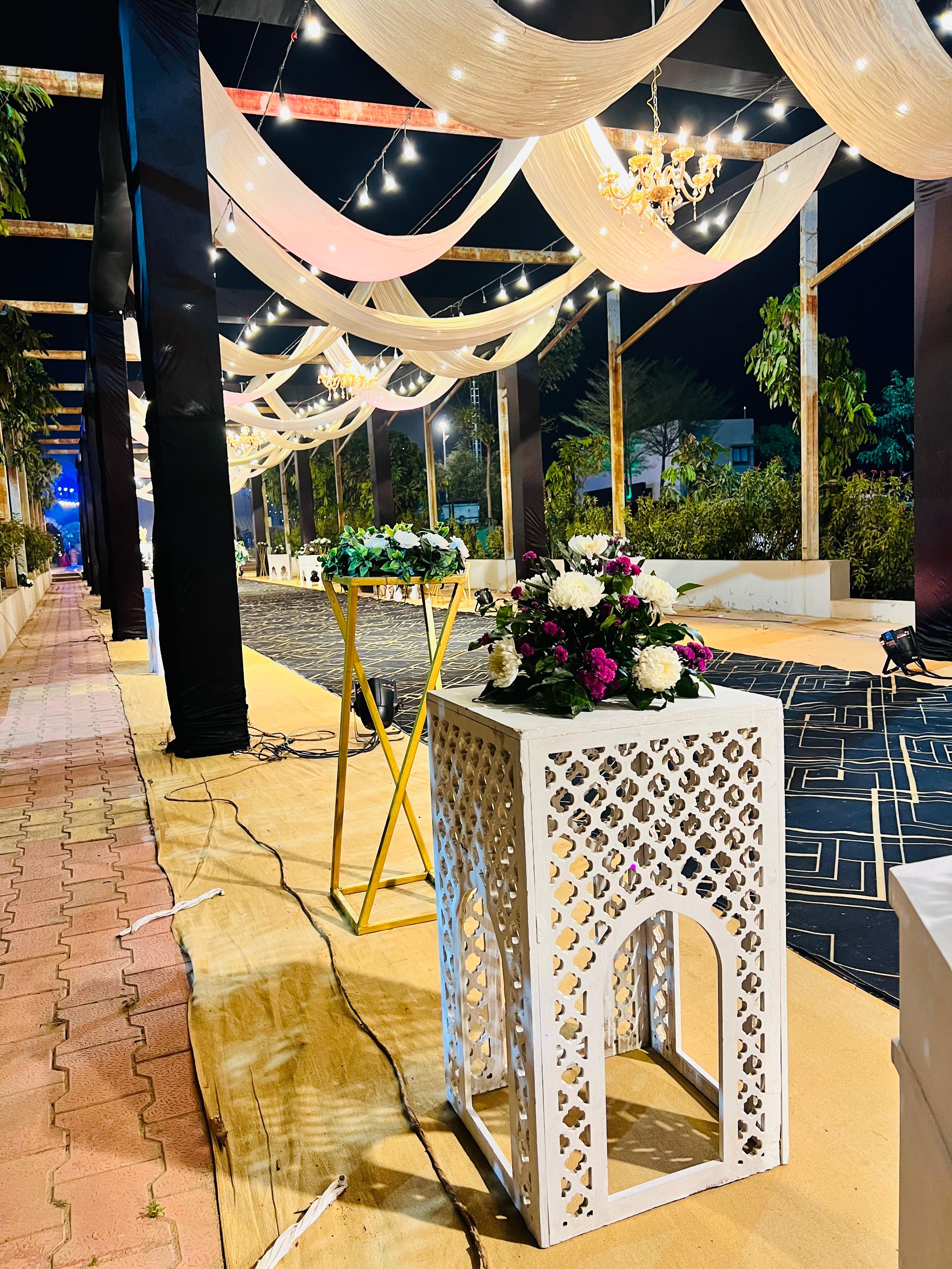 Modern Royal Black & Gold Wedding Decor Setup